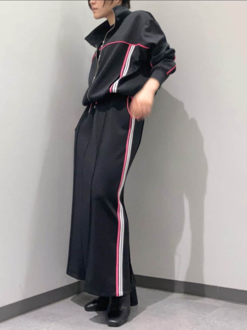 ブラック系のスカート、ブラック系のその他アウターを着用したレディースの春コーディネートの3枚目の写真