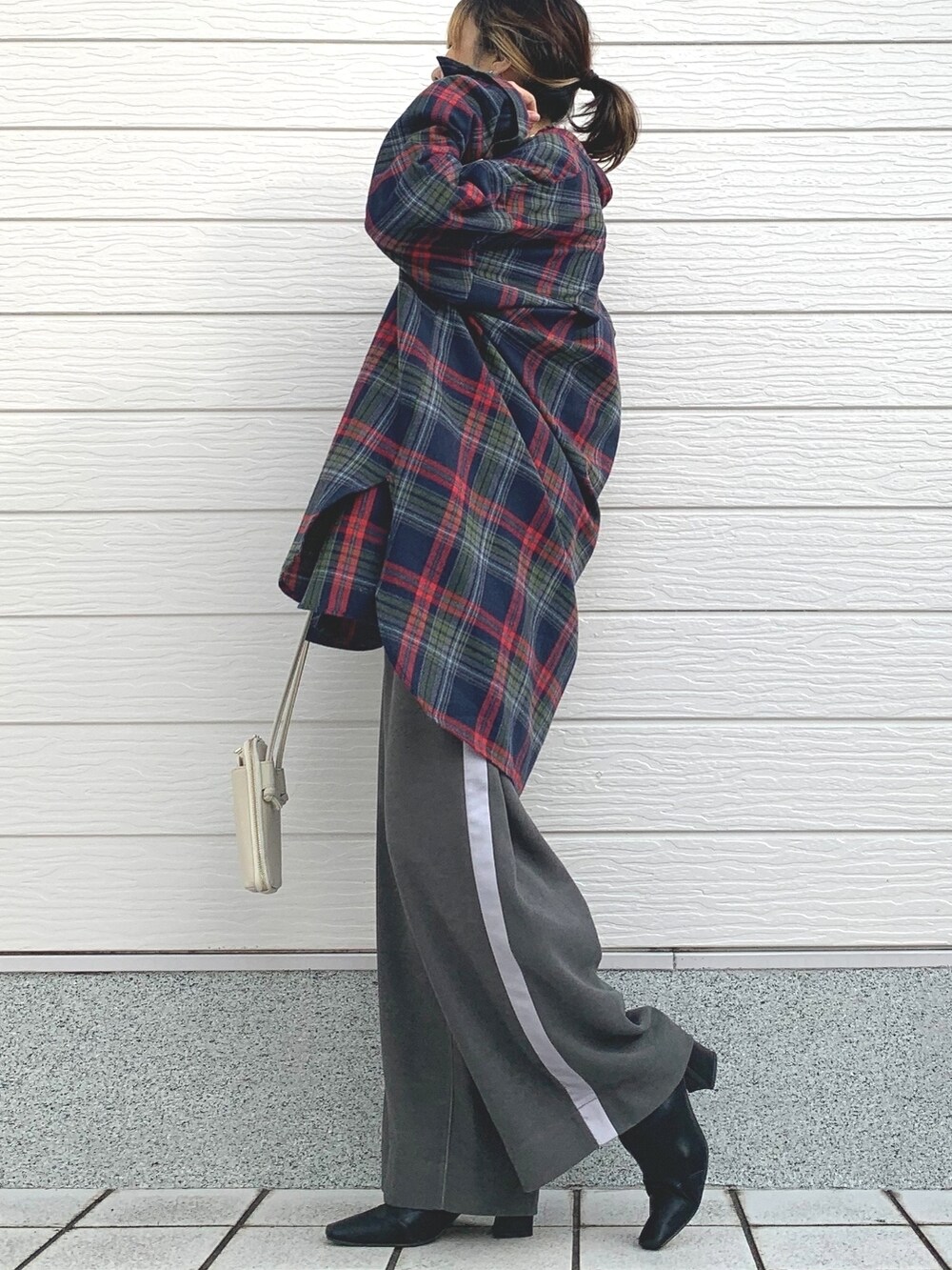 ブルー系のスウェット、グレー系のその他パンツ、ホワイト系のショルダーバッグを着用したレディースの冬コーディネートの2枚目の写真