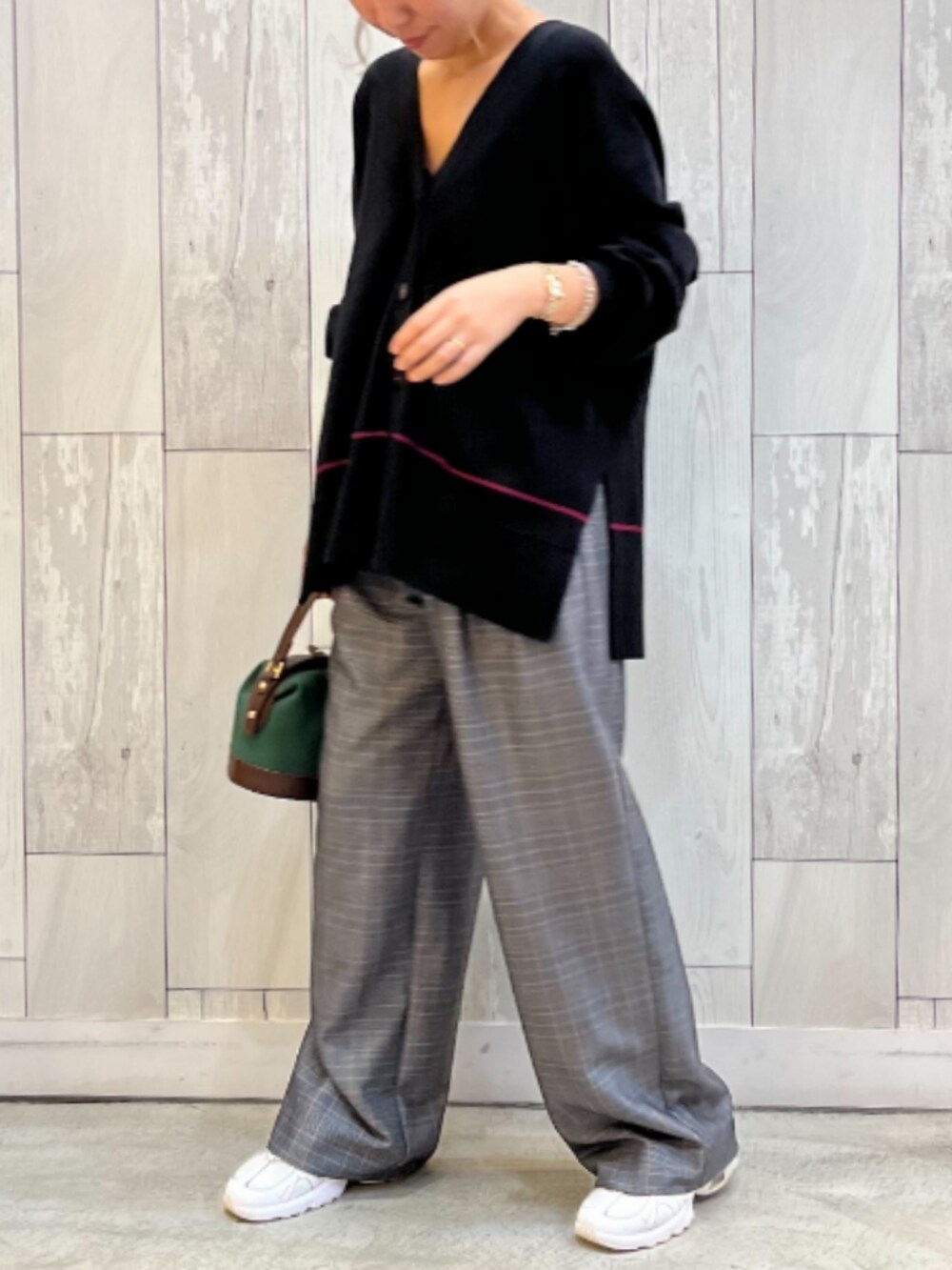 グリーン系のハンドバッグ、ブラック系のその他パンツ、ブラック系のカーディガン/ボレロを着用したレディースの秋コーディネートの2枚目の写真