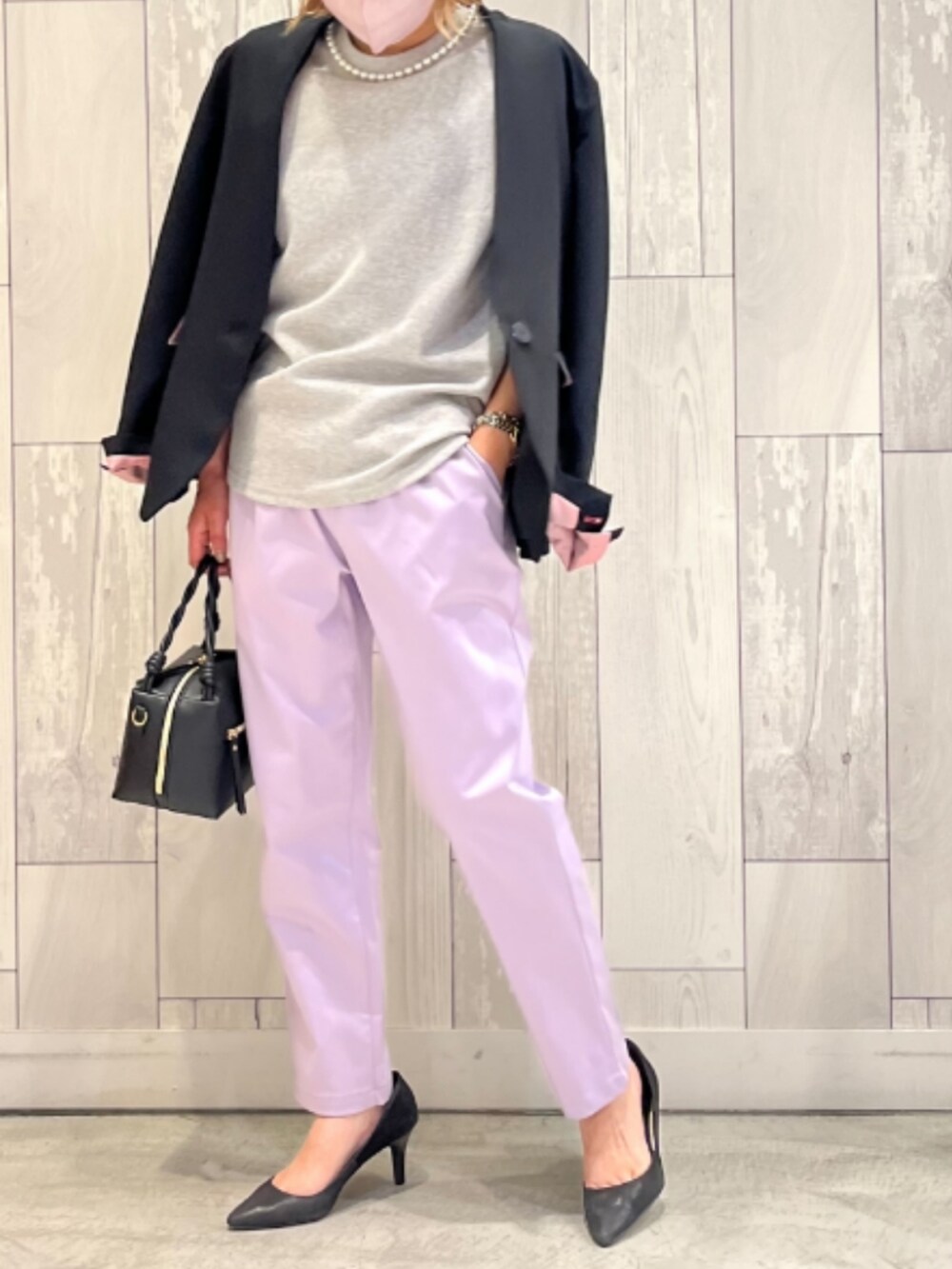 パープル系のその他パンツ、グレー系のTシャツ/カットソー、ブラック系のハンドバッグを着用したレディースの春コーディネートの2枚目の写真