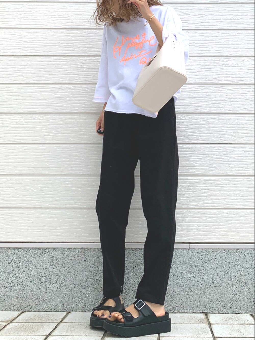 ブラック系のその他パンツ、ホワイト系のハンドバッグ、ブラック系のサンダルを着用したレディースの春コーディネートの2枚目の写真