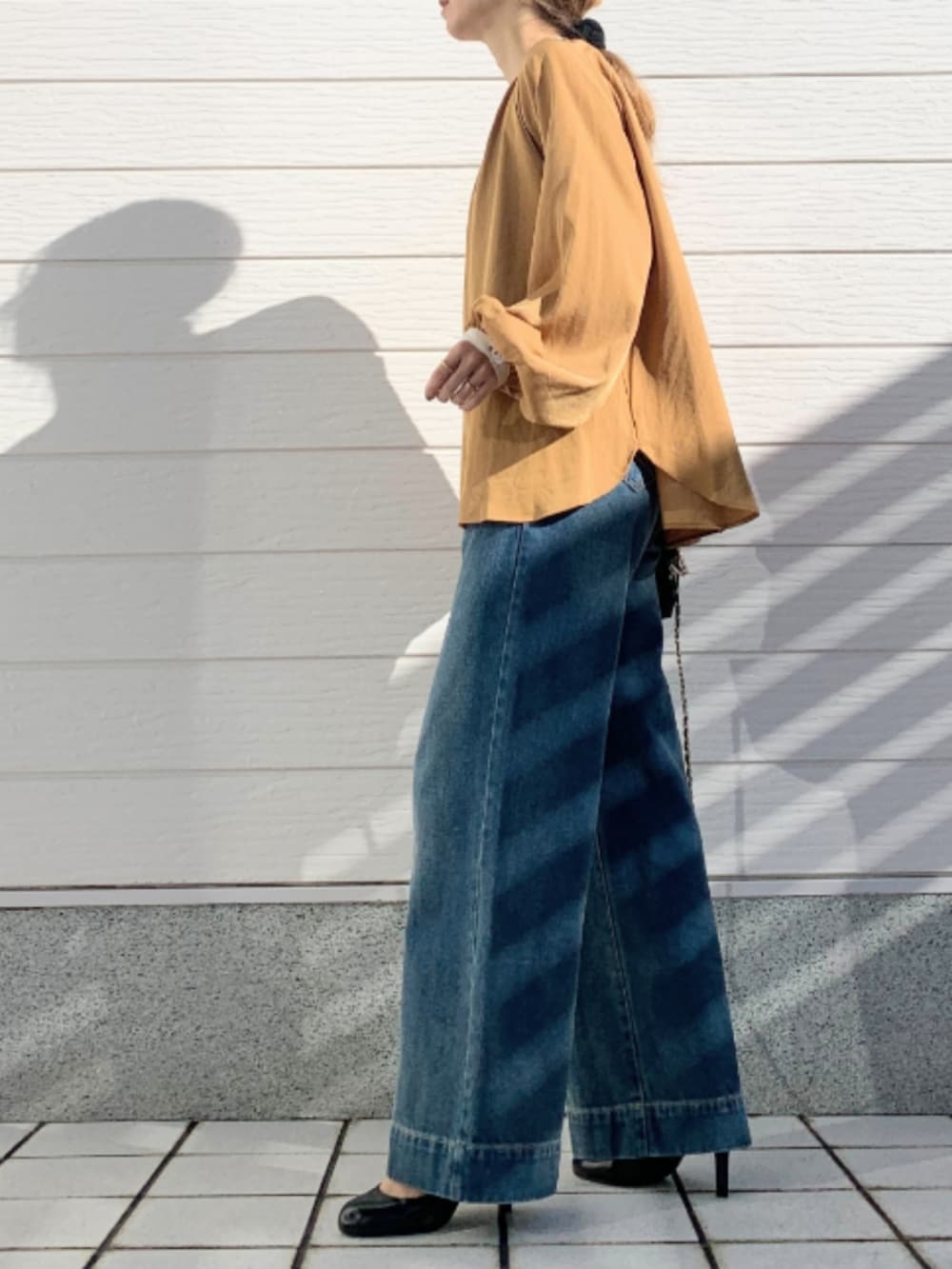 ブルー系のデニムパンツ、ブラウン系のシャツ/ブラウスを着用したレディースの冬コーディネートの2枚目の写真