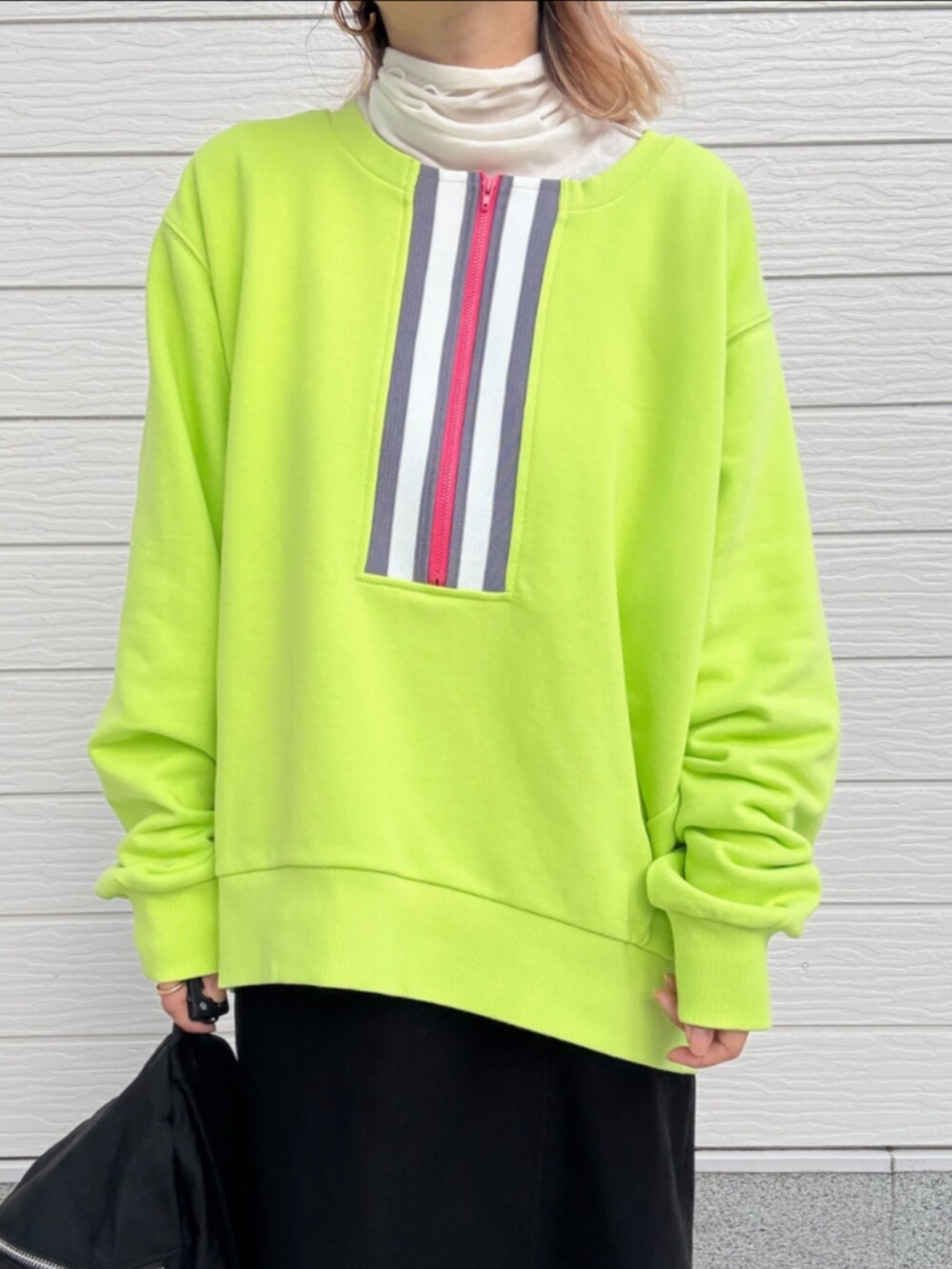 ブラック系のスカート、ホワイト系のTシャツ/カットソー、ブラック系のバックパック/リュックを着用したレディースの秋コーディネートの3枚目の写真