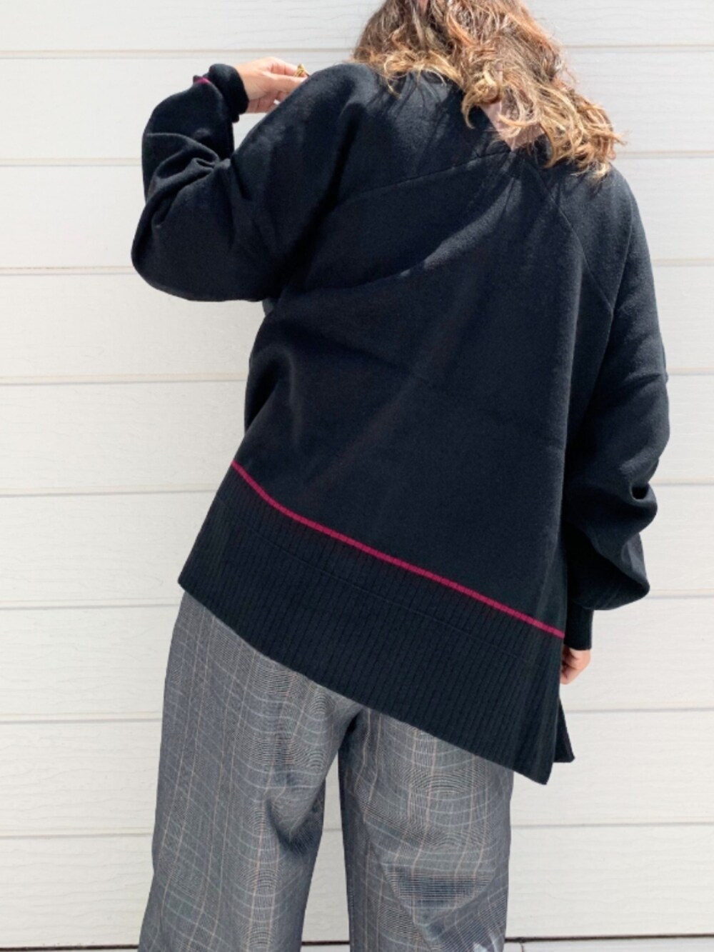 ベージュ系のTシャツ/カットソー、ブラック系のその他パンツ、ブラック系のサンダルを着用したレディースの秋コーディネートの3枚目の写真