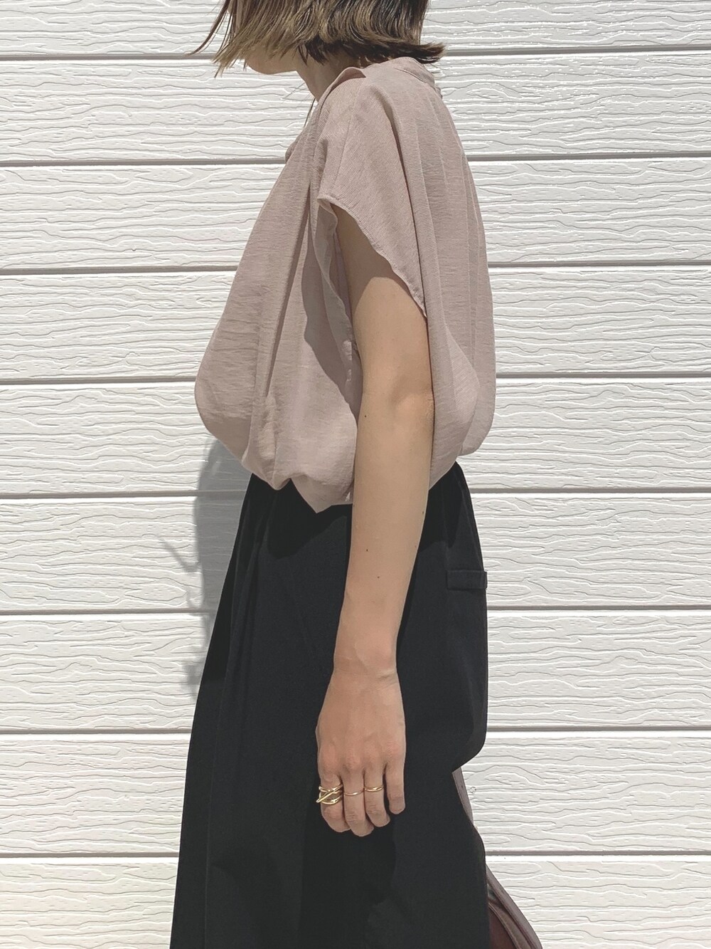 ベージュ系のシャツ/ブラウス、ブラック系のその他パンツ、ベージュ系のサンダルを着用したレディースの夏コーディネートの2枚目の写真