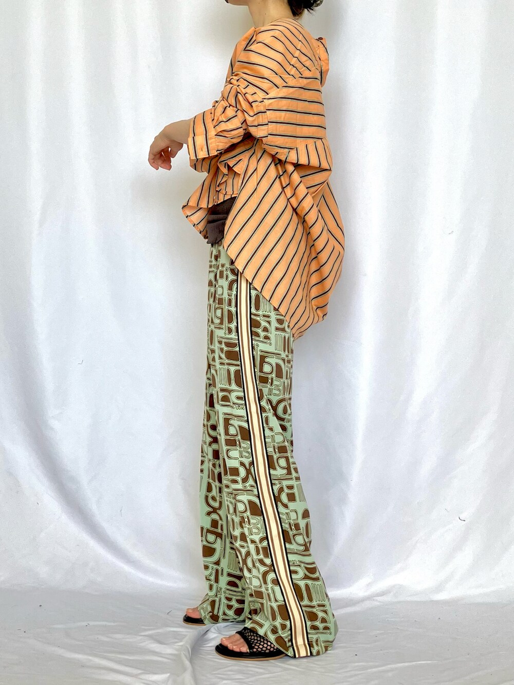 ブラウン系のその他パンツ、オレンジ系のシャツ/ブラウス、グレー系のキャミソールを着用したレディースの夏コーディネートの2枚目の写真