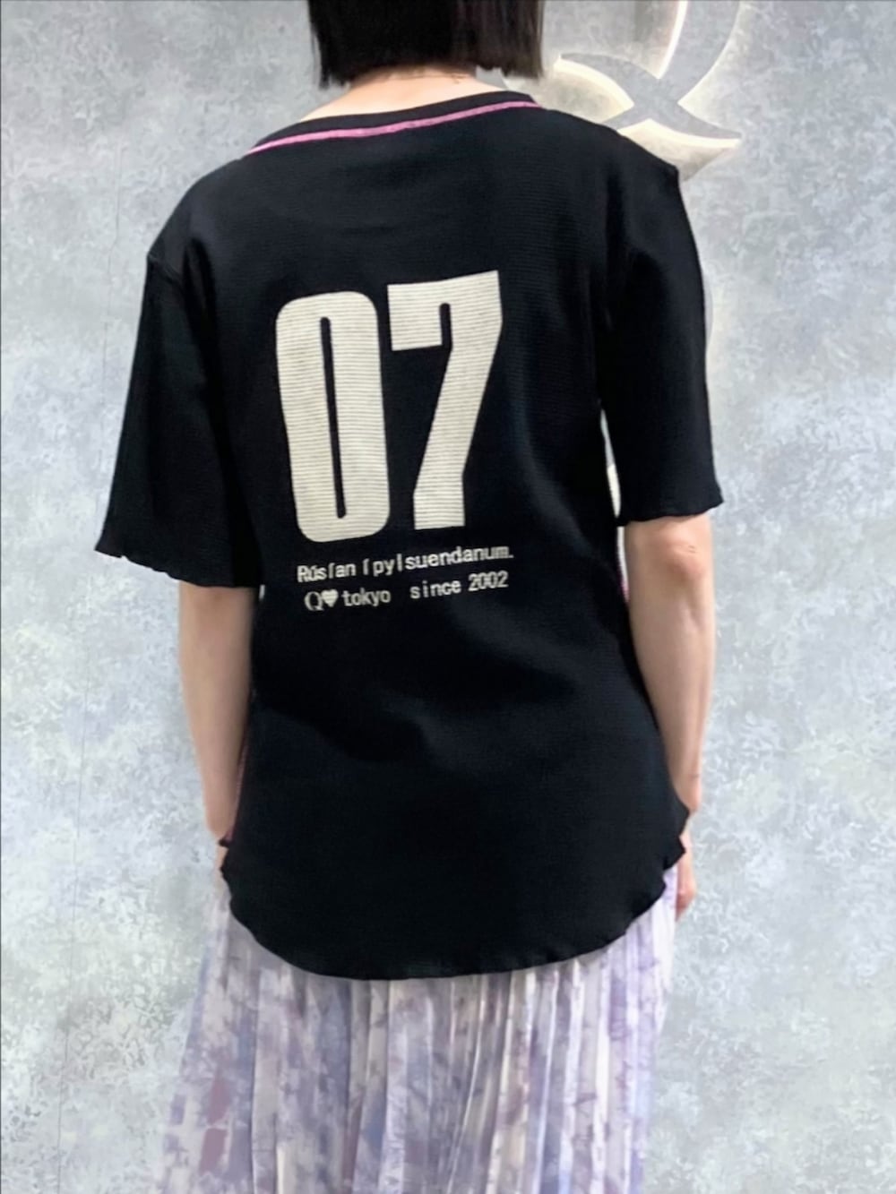 ホワイト系のトートバッグを着用したレディースの春コーディネートの4枚目の写真