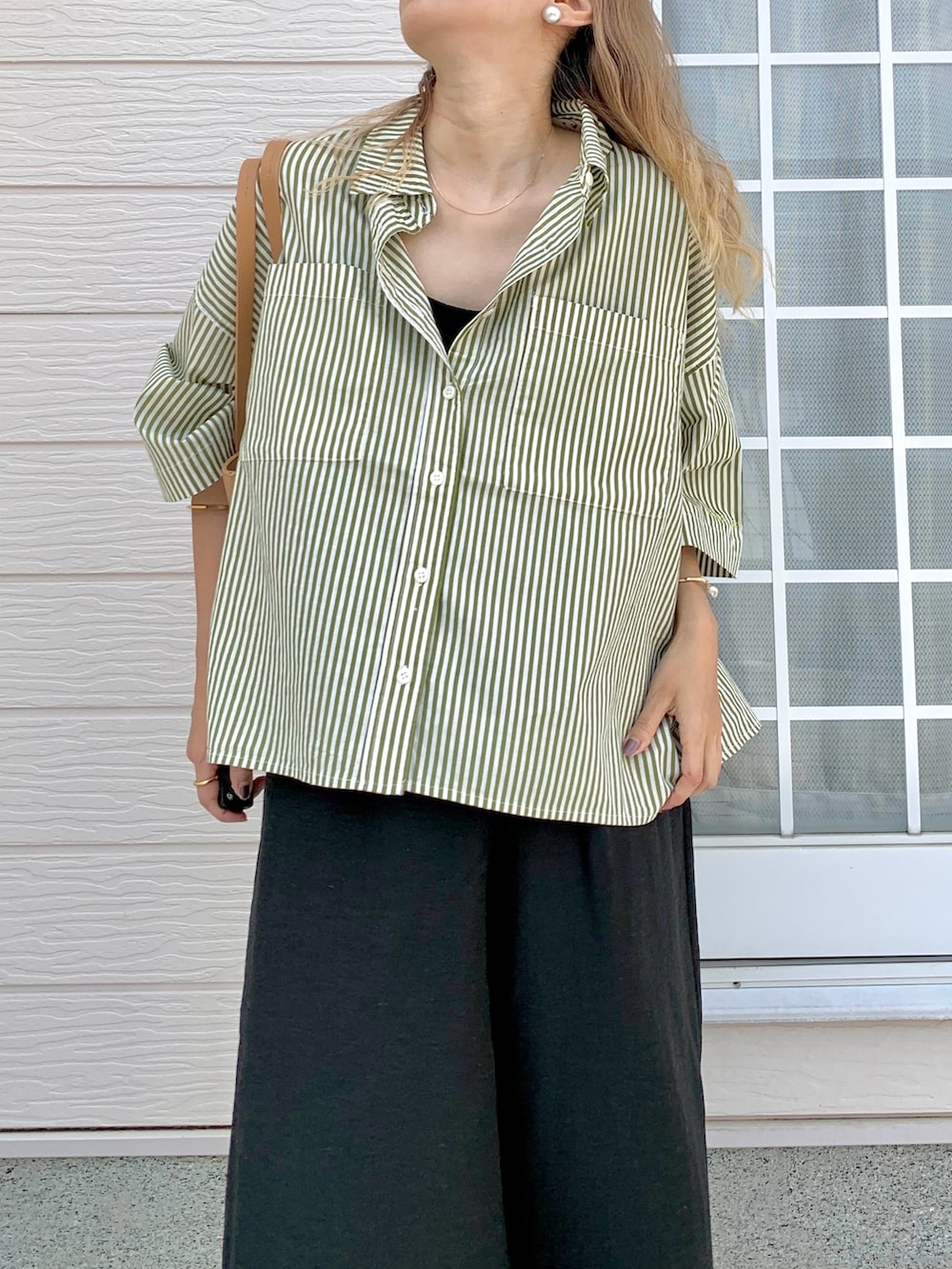 グリーン系のシャツ/ブラウス、ブラック系のその他パンツ、イエロー系のサンダルを着用したレディースの夏コーディネートの4枚目の写真