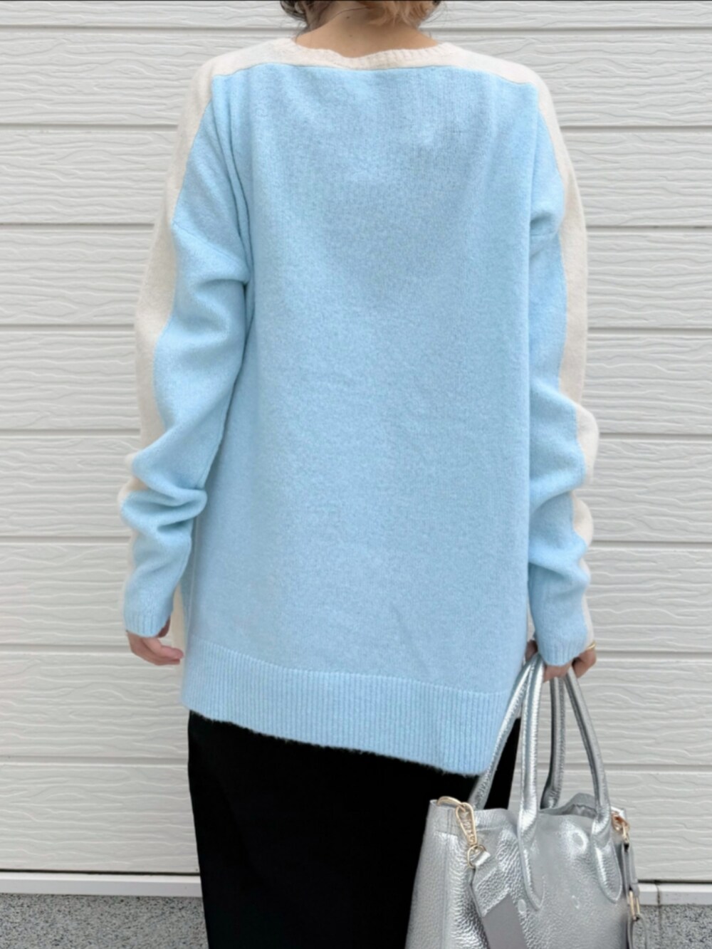 ブラック系のサンダル、ブラック系のスカート、シルバー系のトートバッグを着用したレディースの冬コーディネートの5枚目の写真