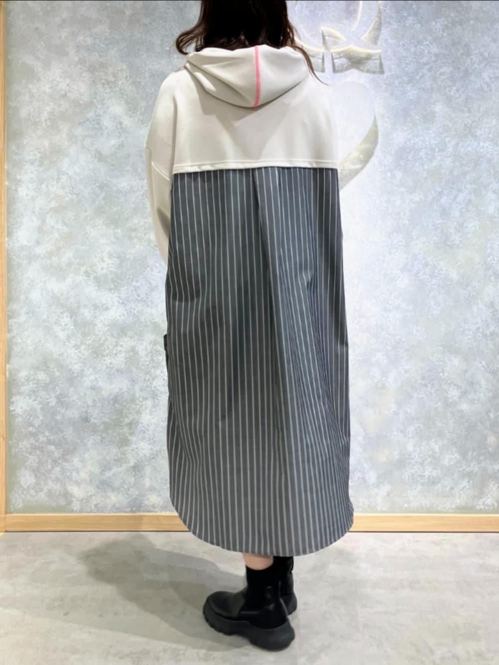 ブラック系のトートバッグ、ホワイト系のワンピースを着用したレディースの冬コーディネートの4枚目の写真