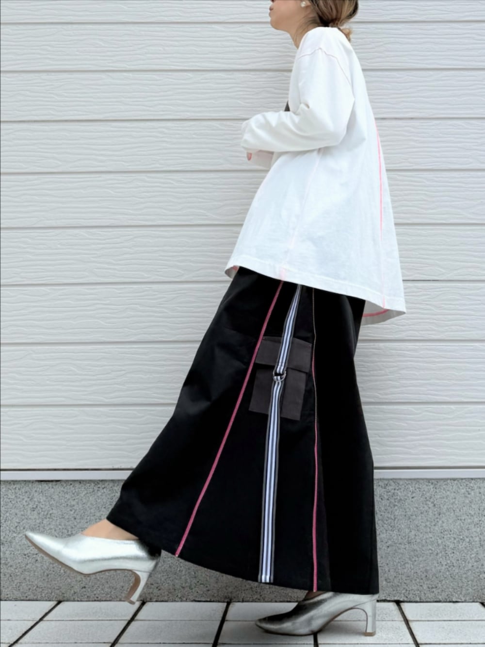 ホワイト系のTシャツ/カットソー、グレー系のスカートを着用したレディースの冬コーディネートの2枚目の写真