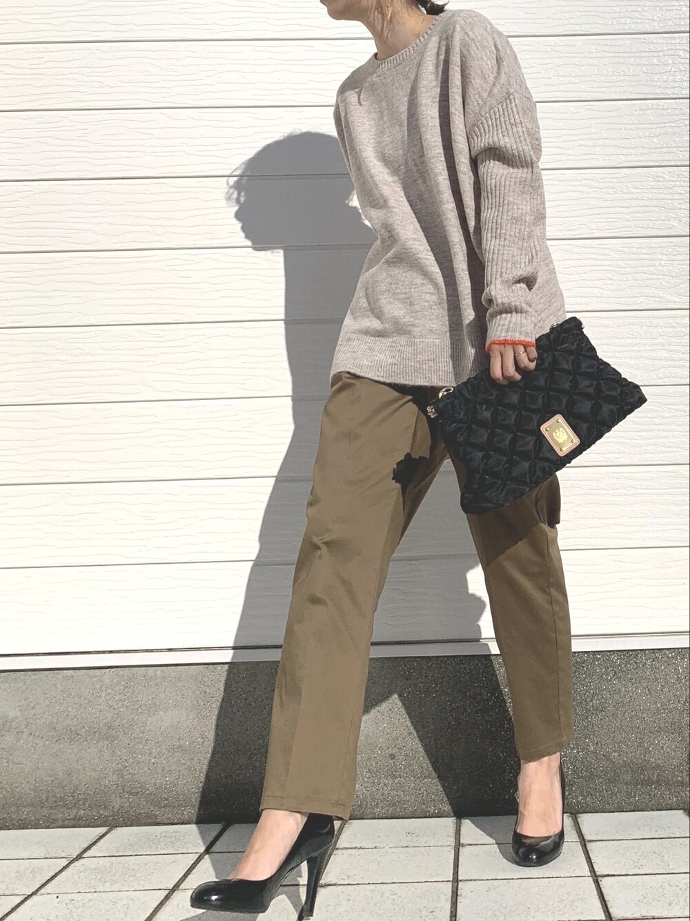 グリーン系のその他パンツ、ブラック系のショルダーバッグ、ベージュ系のニット/セーターを着用したレディースの秋コーディネートの2枚目の写真