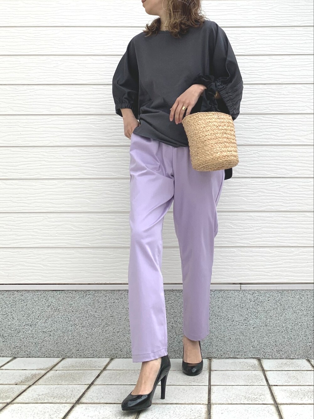 パープル系のその他パンツ、ブラック系のかごバッグ、グレー系のTシャツ/カットソーを着用したレディースの春コーディネートの2枚目の写真