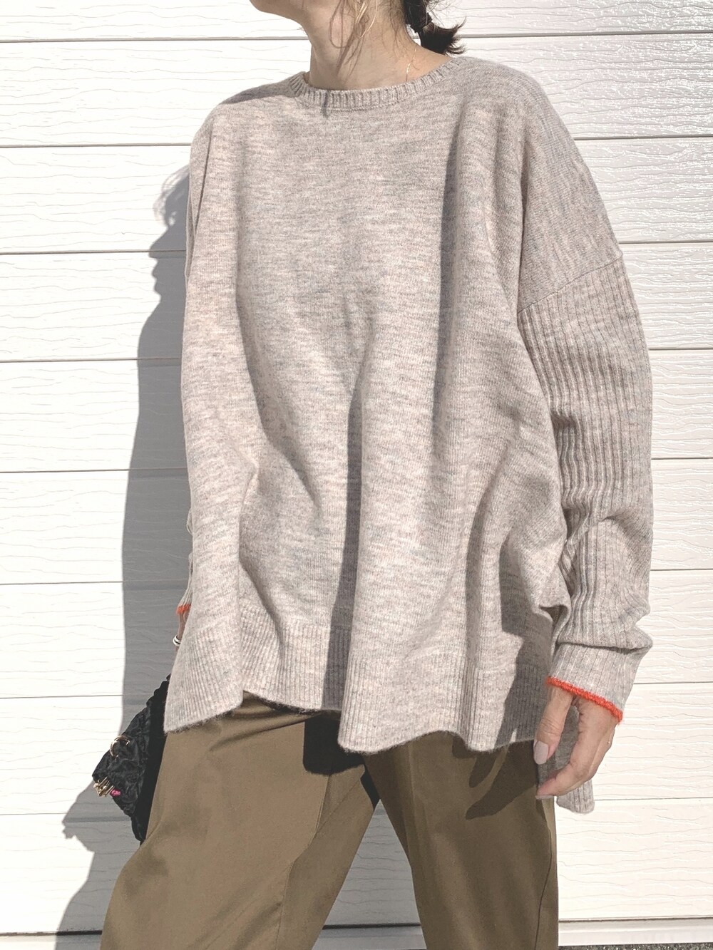 グリーン系のその他パンツ、ブラック系のショルダーバッグ、ベージュ系のニット/セーターを着用したレディースの秋コーディネートの3枚目の写真