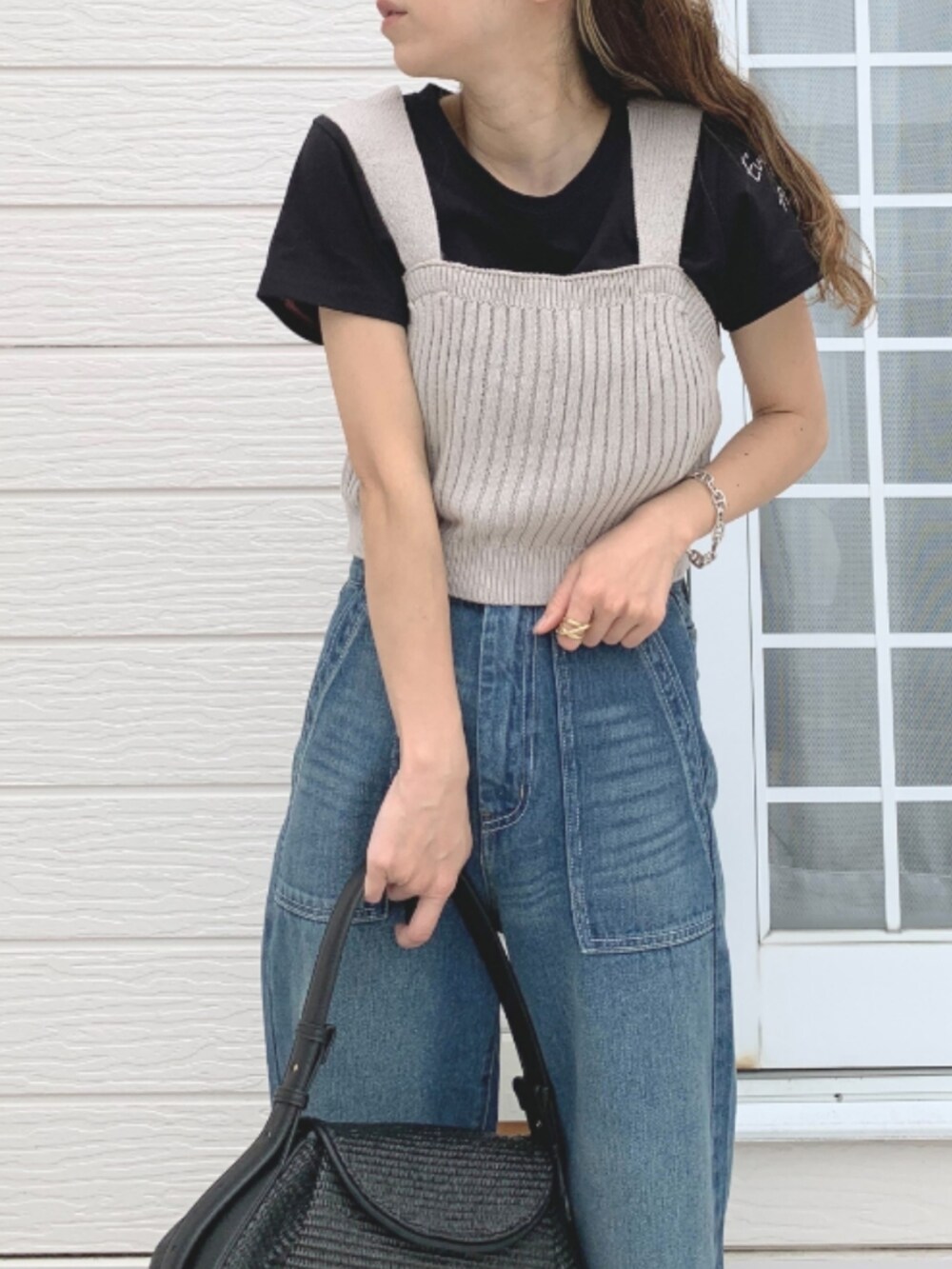 ブラック系のTシャツ/カットソー、ブラック系のショルダーバッグ、グレー系のベストを着用したレディースの春コーディネートの4枚目の写真
