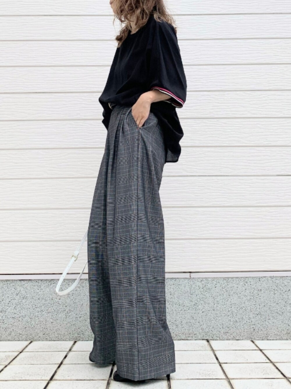ブラック系のその他パンツ、ホワイト系のショルダーバッグ、ブラック系のシャツ/ブラウスを着用したレディースの夏コーディネートの2枚目の写真