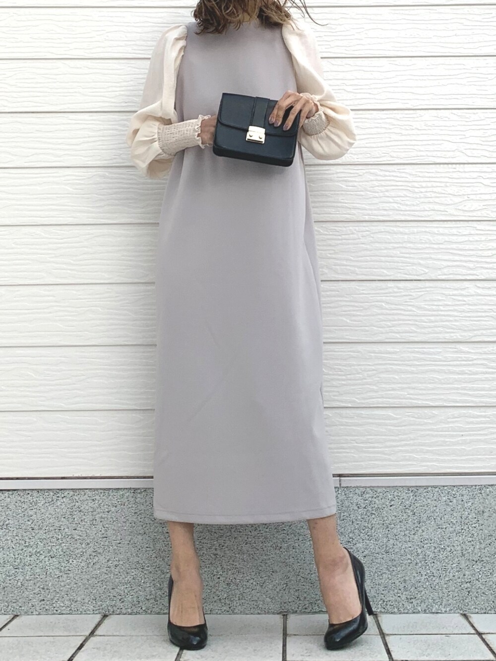 グレー系のワンピース、その他のその他を着用したレディースの冬コーディネートの2枚目の写真