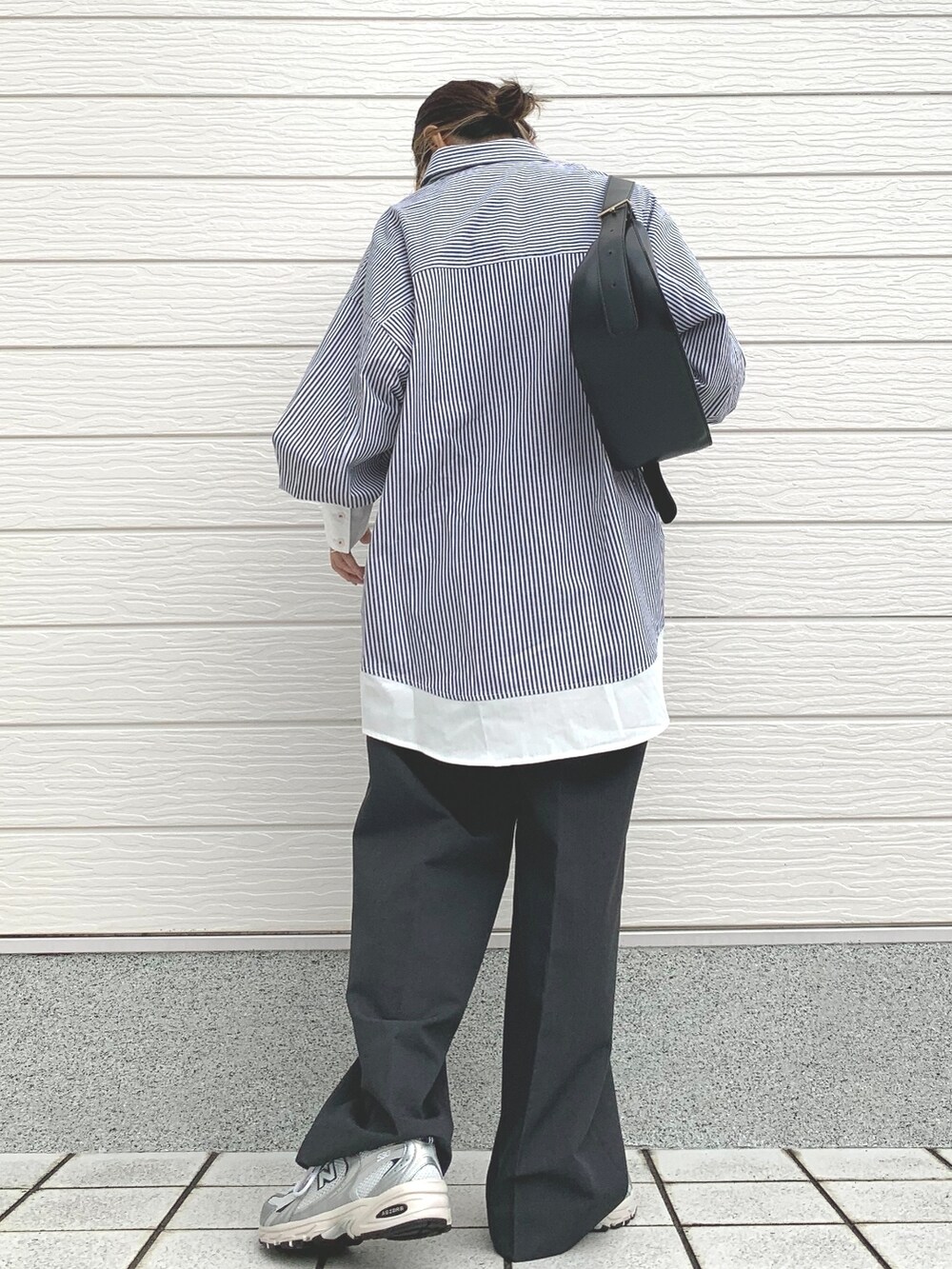 グレー系のその他パンツ、ブラック系のショルダーバッグ、シルバー系のスニーカーを着用したレディースの秋コーディネートの2枚目の写真