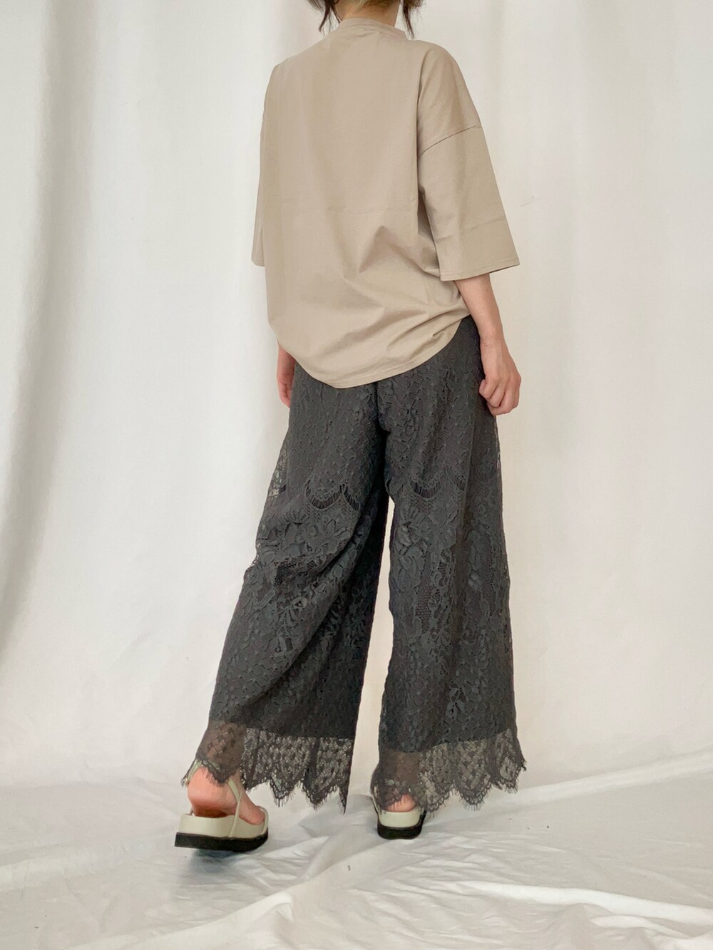 ベージュ系のTシャツ/カットソー、グレー系のその他パンツ、グレー系のサンダルを着用したレディースの夏コーディネートの3枚目の写真