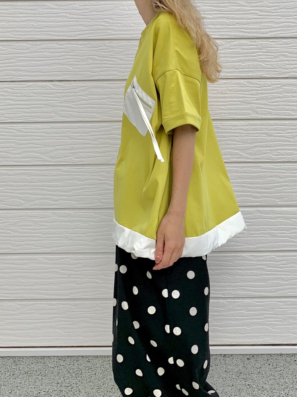 ブラック系のその他パンツ、グリーン系のTシャツ/カットソー、ベージュ系のキャップを着用したレディースの夏コーディネートの5枚目の写真
