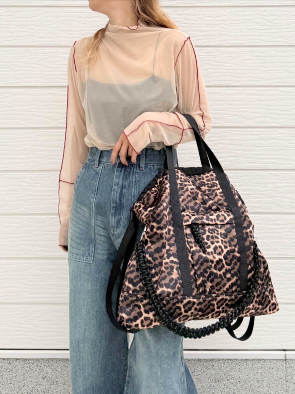 ベージュ系のTシャツ/カットソー、その他のトートバッグ、ブルー系のデニムパンツを着用したレディースの秋コーディネートの5枚目の写真