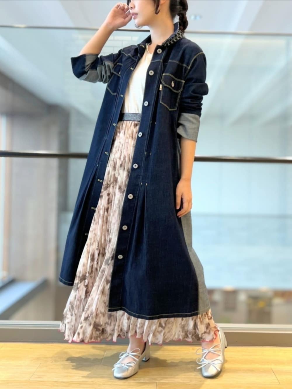 ブルー系のデニムジャケット、ホワイト系のTシャツ/カットソー、ベージュ系のスカートを着用したレディースの秋コーディネートの2枚目の写真
