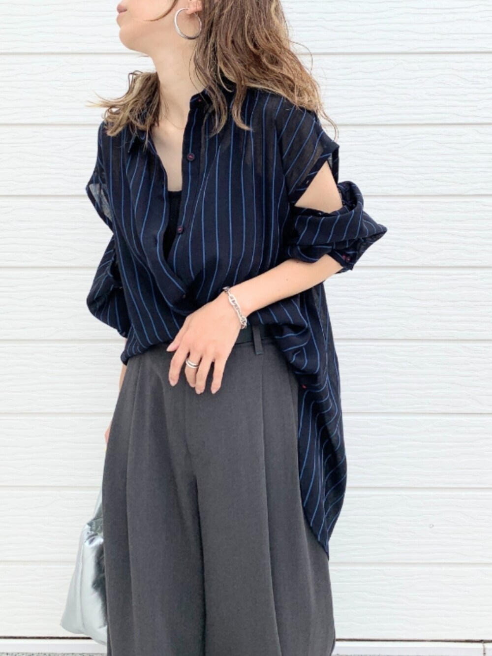 グレー系のその他パンツ、ブルー系のシャツ/ブラウス、ブラック系のベルトを着用したレディースの夏コーディネートの4枚目の写真