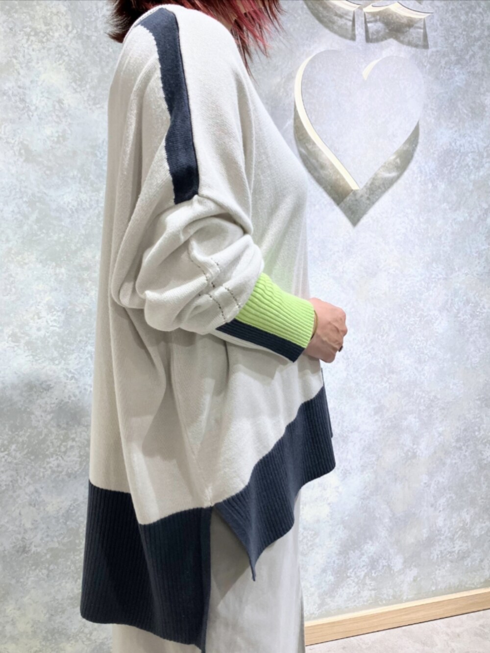 グレー系のスカート、ブラック系のブーツを着用したレディースの秋コーディネートの3枚目の写真