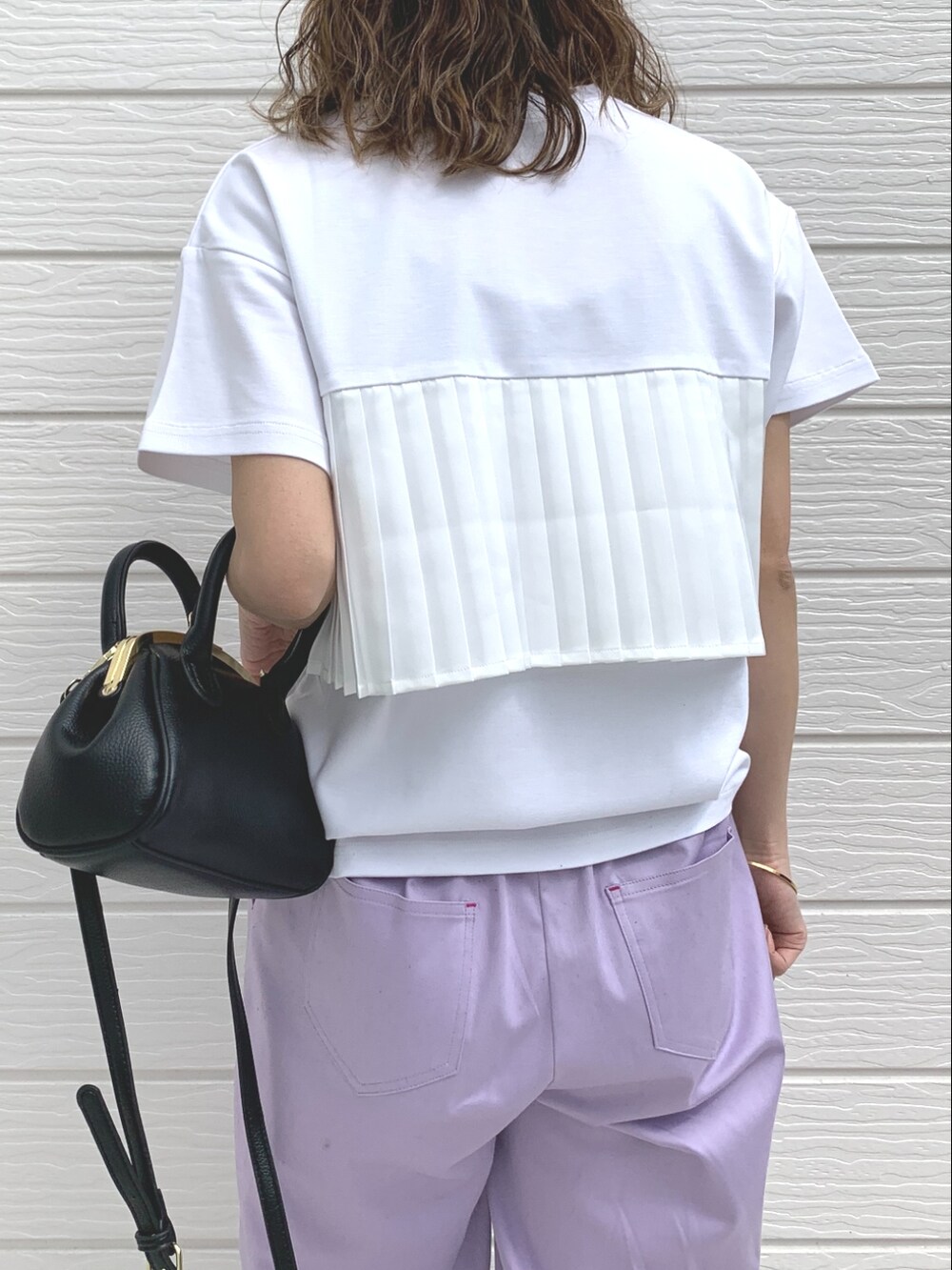 パープル系のその他パンツ、ブラック系のショルダーバッグ、ホワイト系のTシャツ/カットソーを着用したレディースの春コーディネートの4枚目の写真
