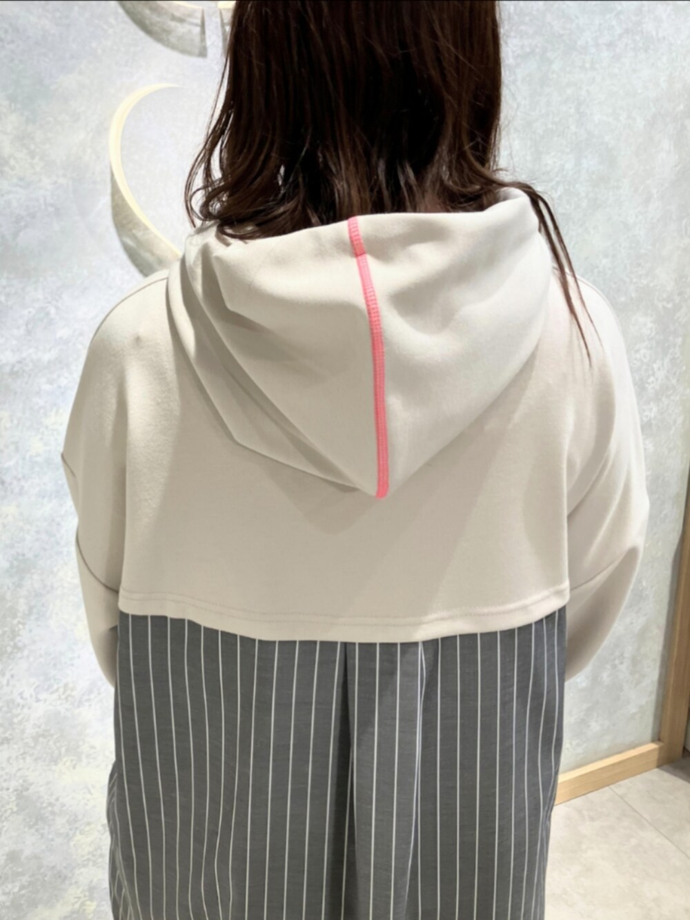 ブラック系のトートバッグ、ホワイト系のワンピースを着用したレディースの冬コーディネートの5枚目の写真