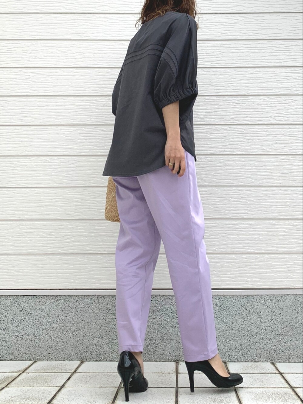 パープル系のその他パンツ、ブラック系のかごバッグ、グレー系のTシャツ/カットソーを着用したレディースの春コーディネートの3枚目の写真
