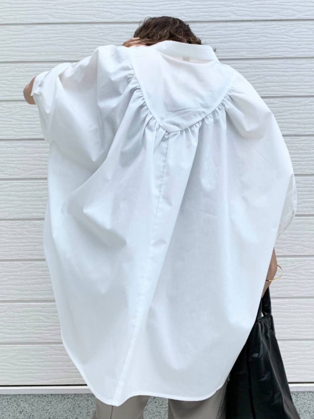 ベージュ系のカーゴパンツ、ホワイト系のシャツ/ブラウスを着用したレディースの夏コーディネートの3枚目の写真