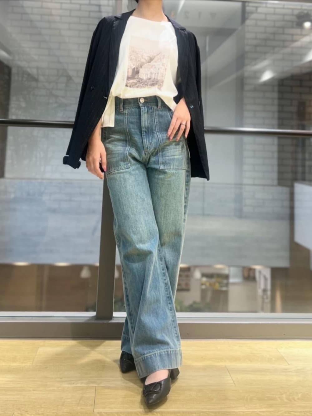 ブルー系のデニムパンツ、ホワイト系のTシャツ/カットソーを着用したレディースの秋コーディネートの4枚目の写真