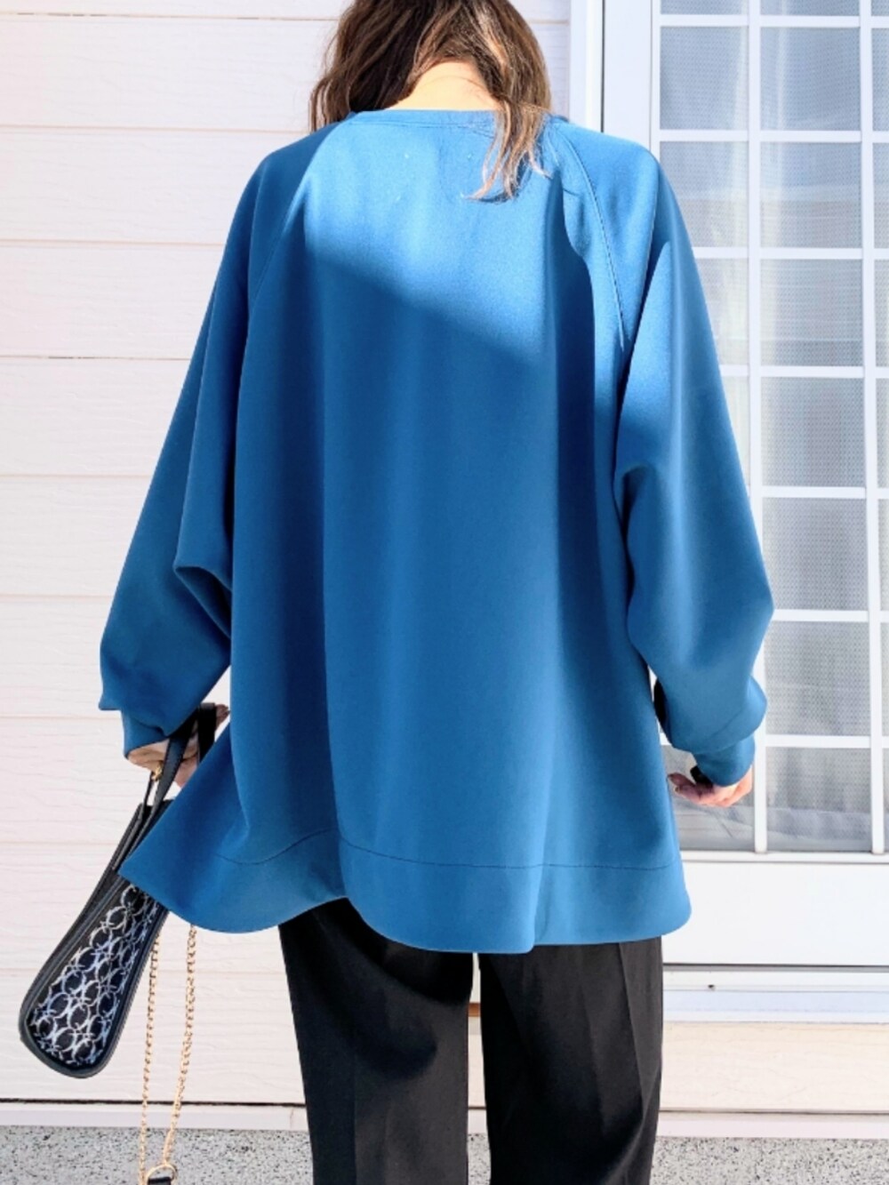 ブラック系のショルダーバッグ、ブラック系のその他パンツ、ブラウン系のブーツを着用したレディースの秋コーディネートの4枚目の写真