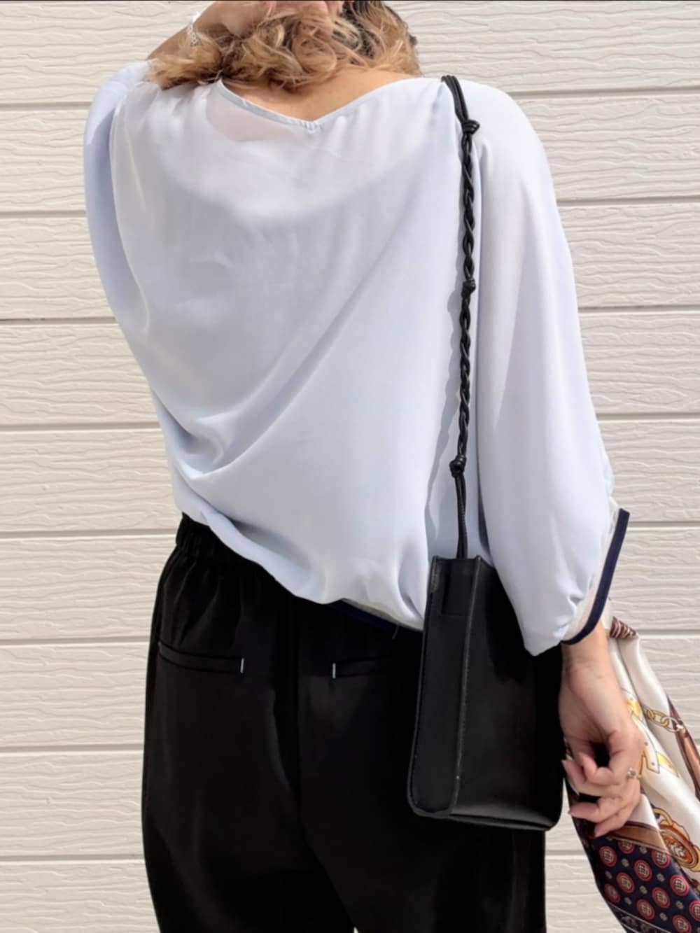 ブラック系のその他パンツ、ブルー系のシャツ/ブラウス、ブルー系のバンダナ/スカーフを着用したレディースの冬コーディネートの5枚目の写真