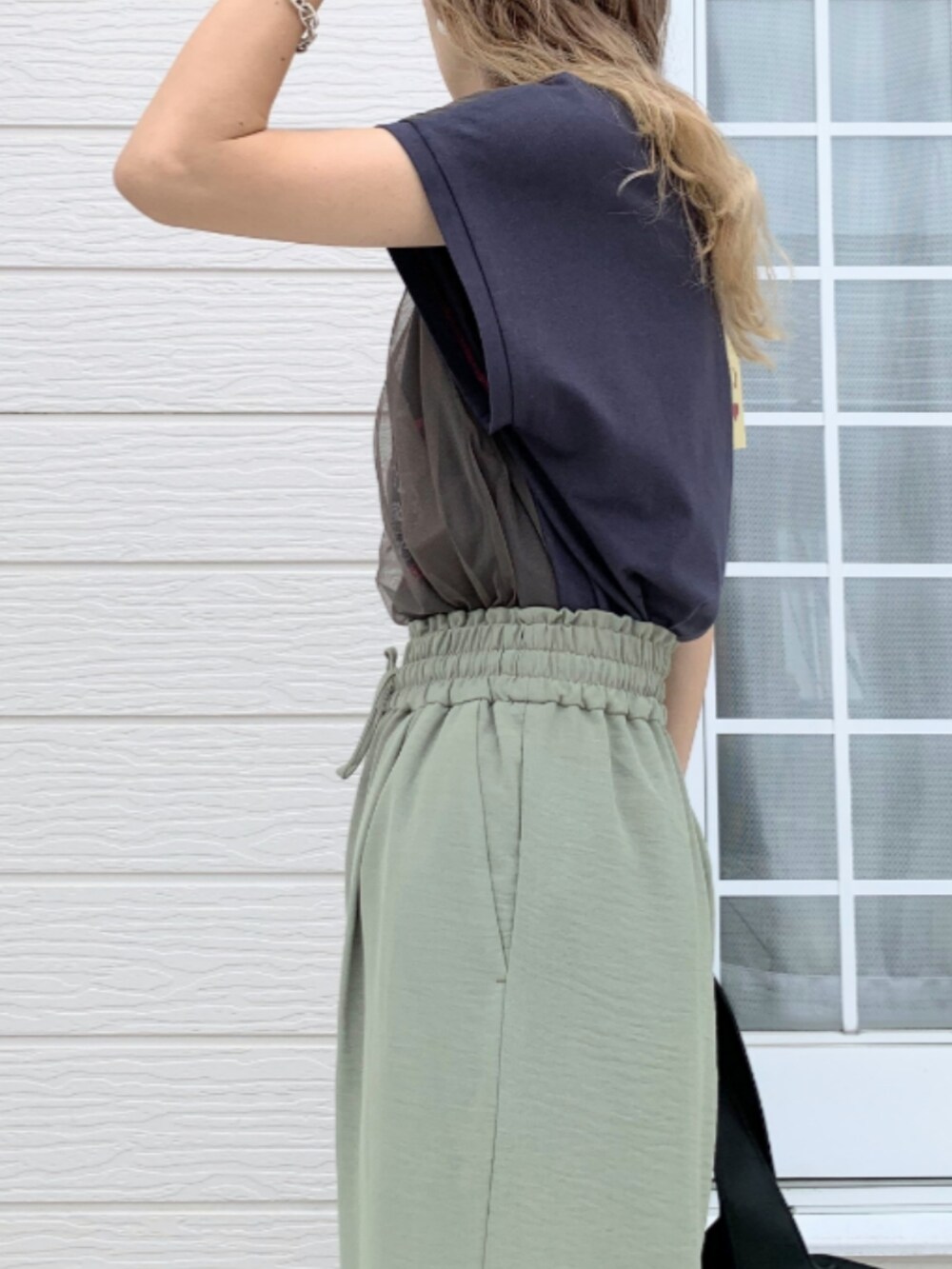 ホワイト系のTシャツ/カットソー、グリーン系のその他パンツ、ブラック系のトートバッグを着用したレディースの夏コーディネートの5枚目の写真
