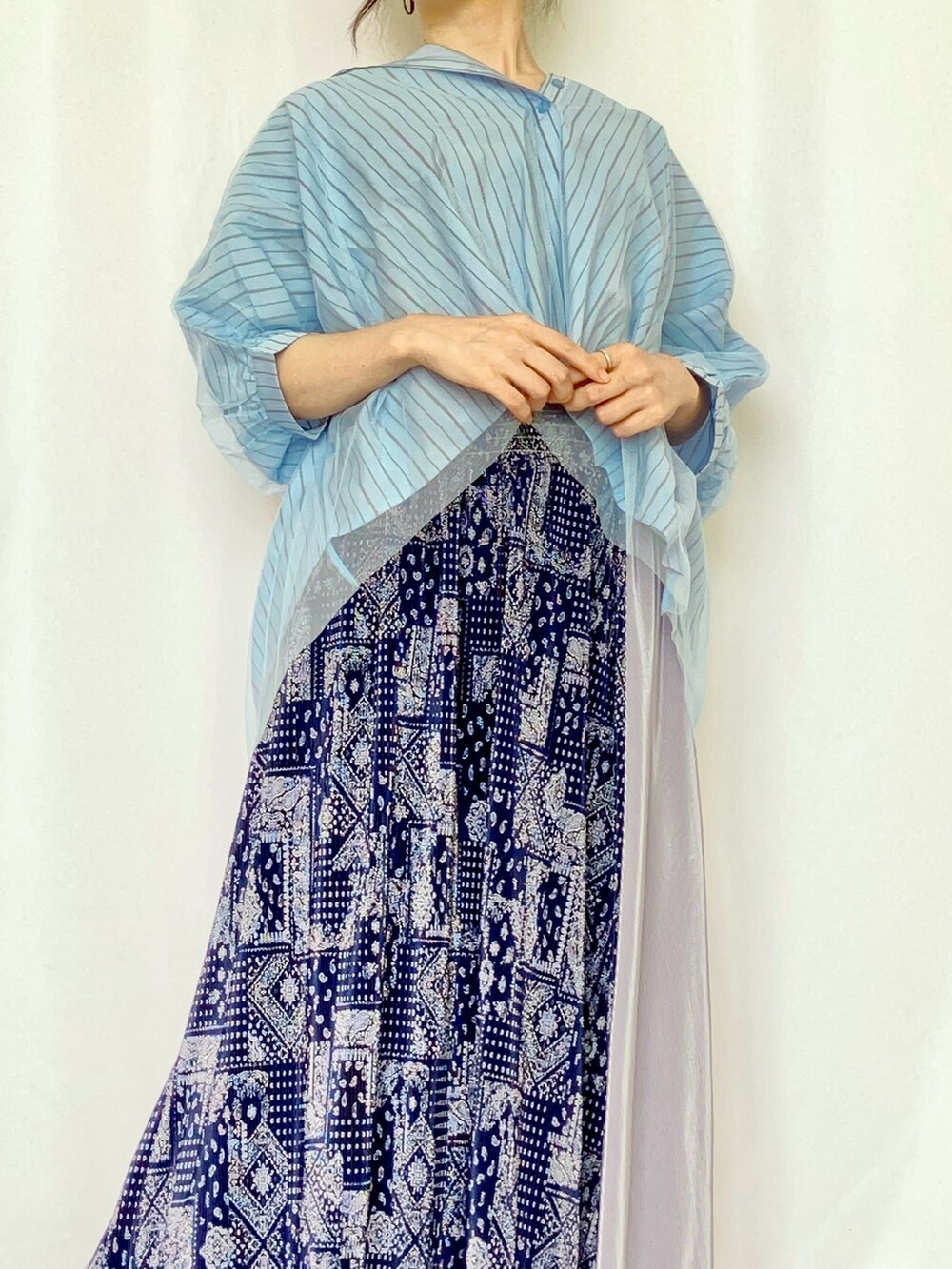 ブルー系のシャツ/ブラウス、ブルー系のスカート、ブラック系のブーツを着用したレディースの夏コーディネートの4枚目の写真