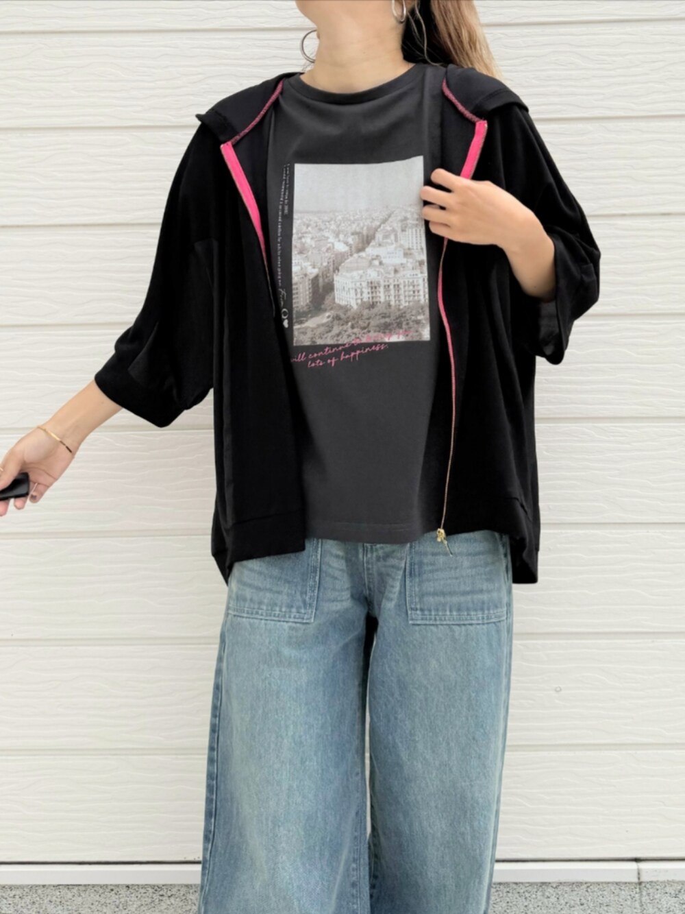 ブラック系のサンダル、ブラック系のパーカー、グレー系のTシャツ/カットソーを着用したレディースの夏コーディネートの4枚目の写真
