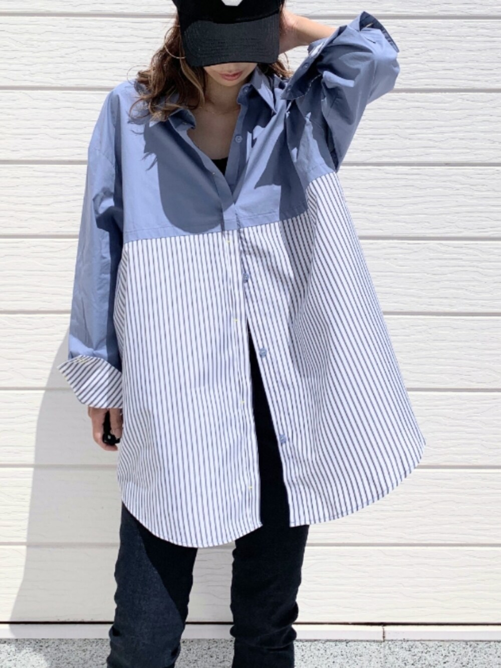 シルバー系のスニーカー、ブルー系のシャツ/ブラウス、ブルー系のデニムパンツを着用したレディースの夏コーディネートの4枚目の写真