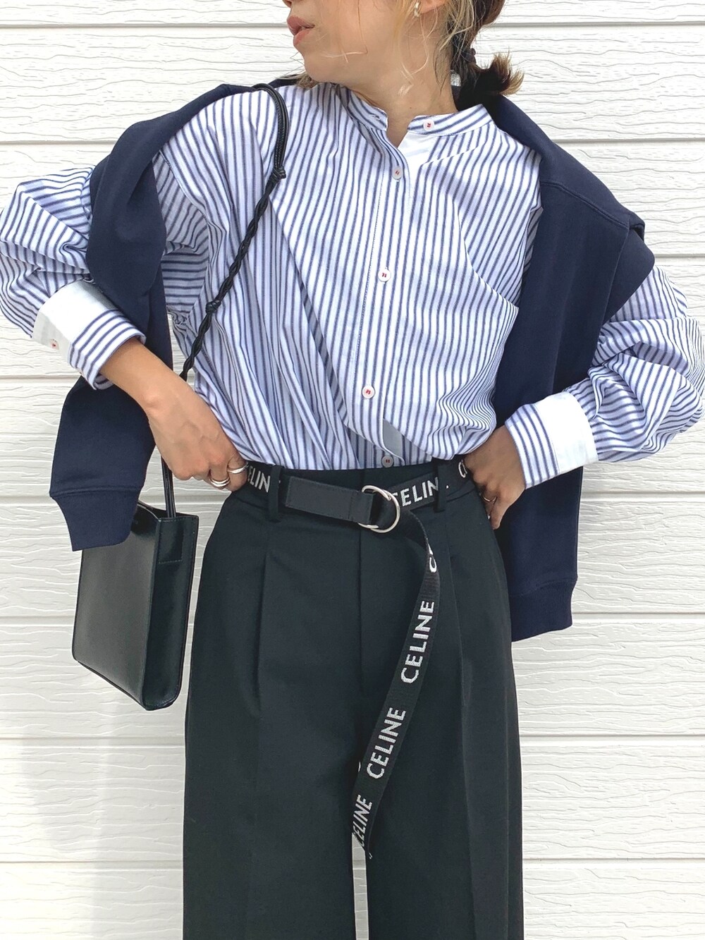 ブラック系のスニーカー、ブルー系のシャツ/ブラウス、ブルー系のスウェットを着用したレディースの秋コーディネートの2枚目の写真