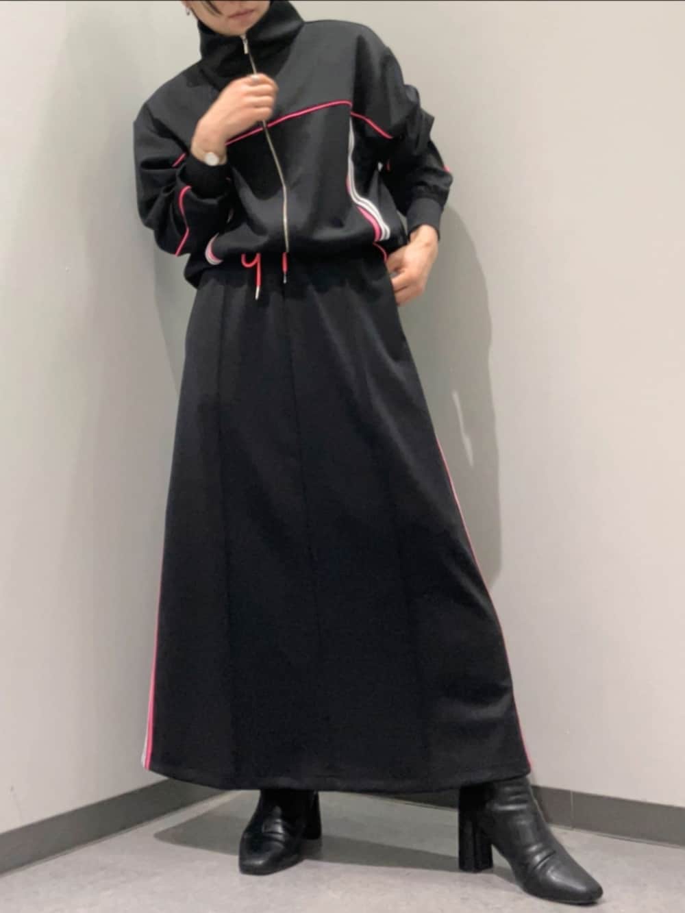 ブラック系のスカート、ブラック系のその他アウターを着用したレディースの春コーディネートの2枚目の写真