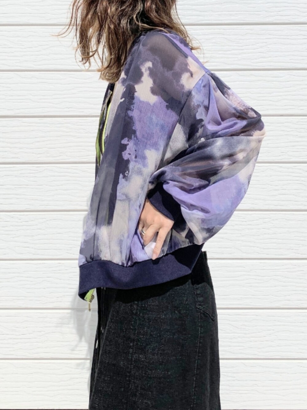 ブラック系のデニムスカート、ブルー系のブルゾン、ブラック系のキャミソールを着用したレディースの夏コーディネートの4枚目の写真