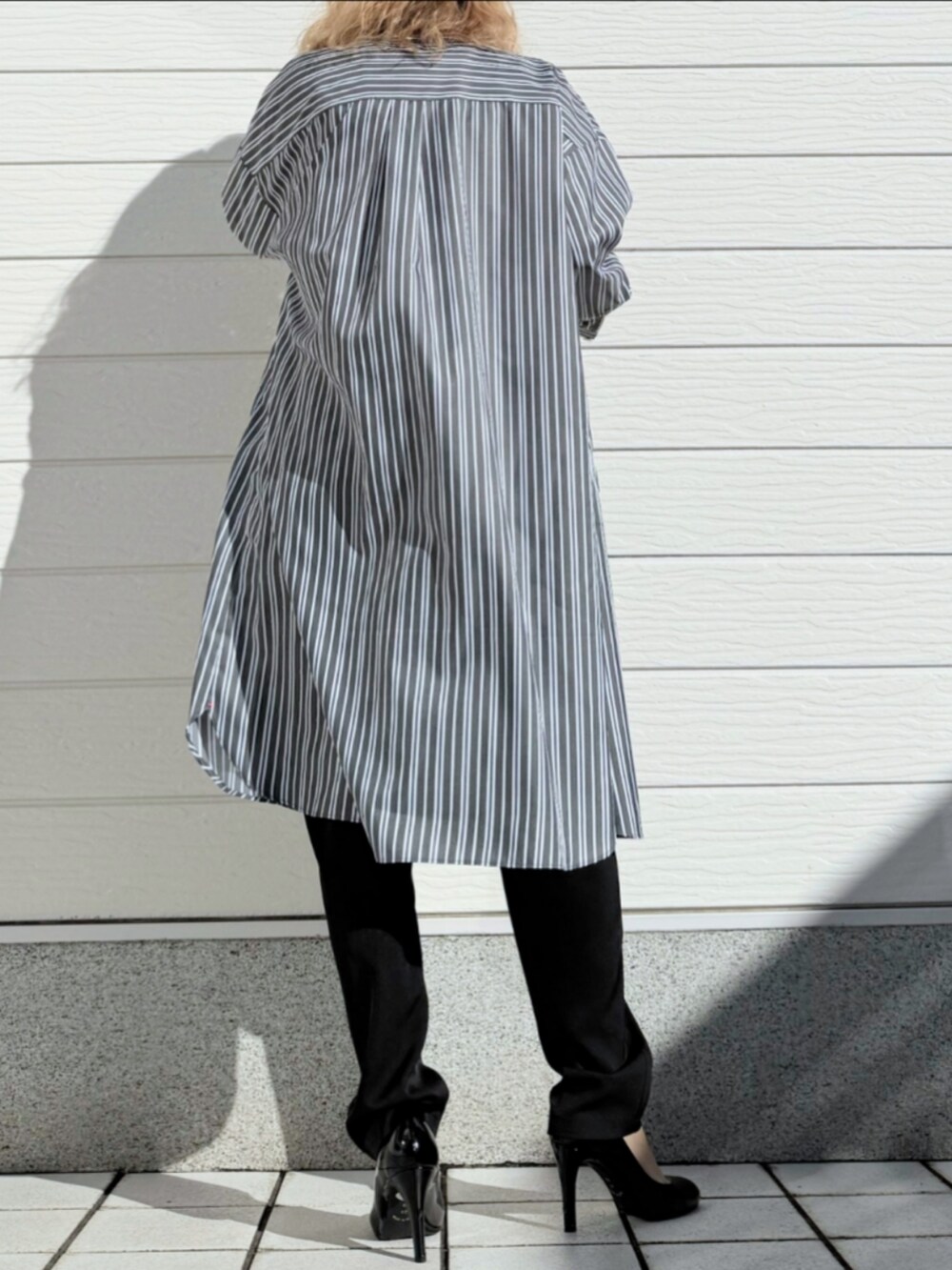 ブラック系のその他パンツ、ブラック系のシャツワンピース、ホワイト系のTシャツ/カットソーを着用したレディースの秋コーディネートの4枚目の写真