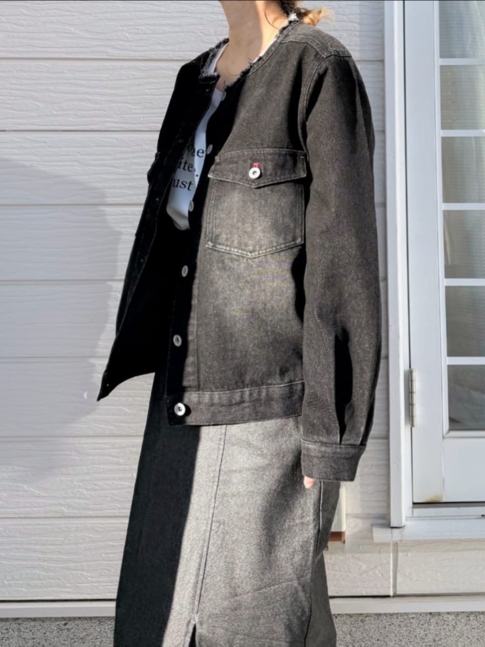 シルバー系のスニーカー、ホワイト系のTシャツ/カットソー、グレー系のスカートを着用したレディースの冬コーディネートの4枚目の写真