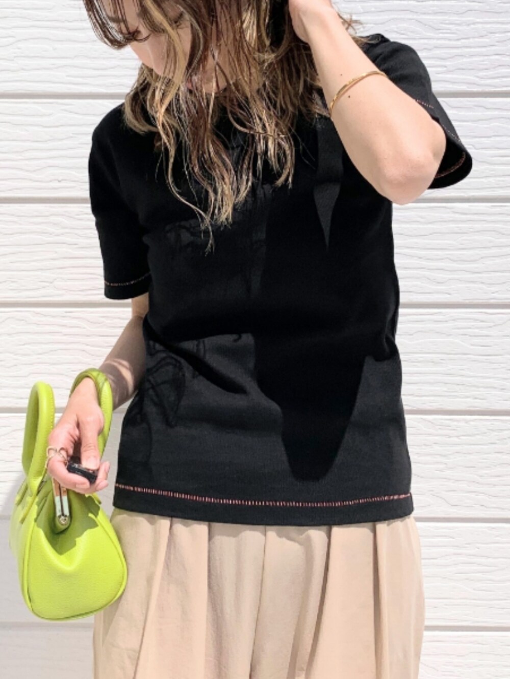 「ワイドパンツ、タックイン、トングサンダル、ベーシックTシャツ、シンプル、差し色、がま口バッグ、ミニバッグ、春夏コーデ、カラーバッグ」｜「Qのがま口ショルダーバッグ（ショルダーバッグ、グリーン系）」を使った、Q♥Officialさん（レディース・155cm）の春コーディネートの4枚目の写真