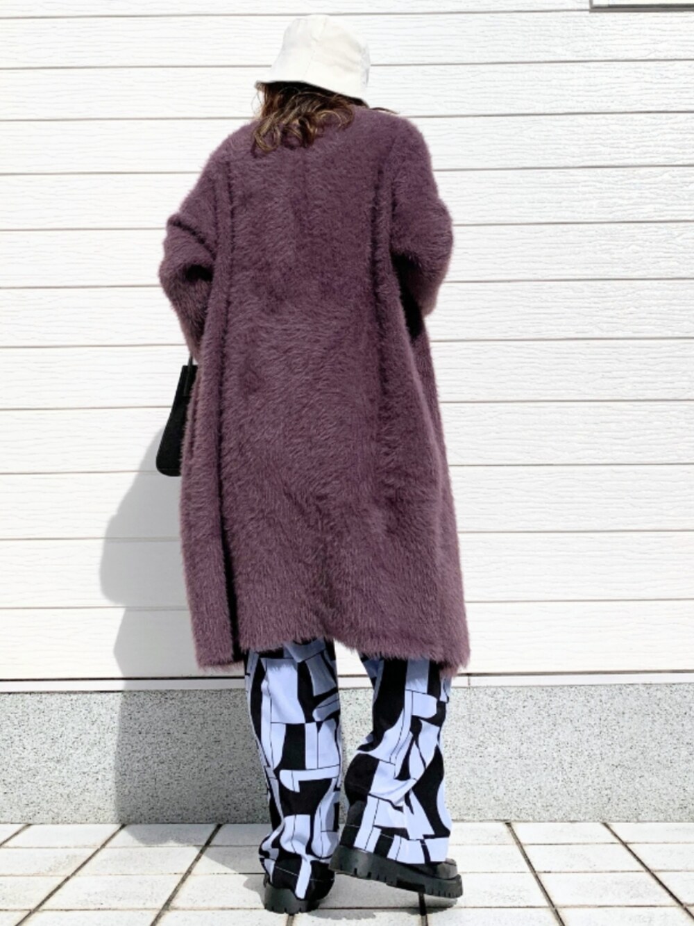 ブラック系のローファー、パープル系のカーディガン/ボレロ、パープル系のその他パンツを着用したレディースの秋コーディネートの2枚目の写真