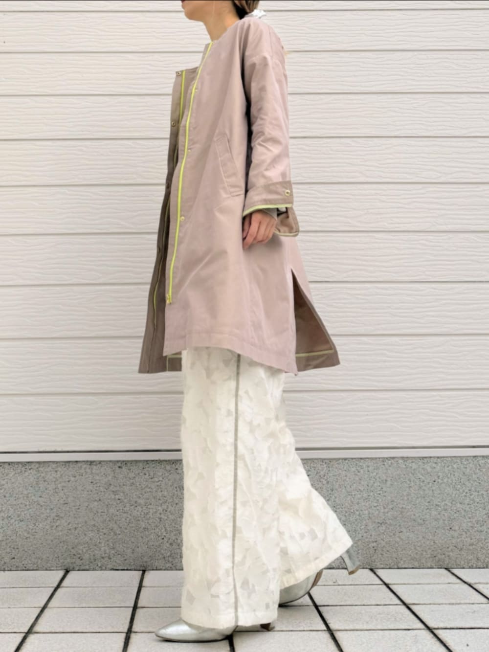 グレー系のニット/セーター、ホワイト系のその他パンツ、ベージュ系のノーカラーコートを着用したレディースの冬コーディネートの2枚目の写真