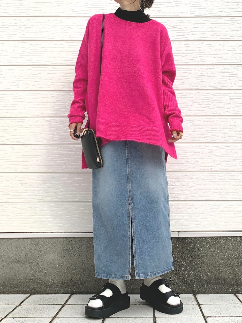 ピンク系のニット/セーター、ブラック系のTシャツ/カットソー、ブラック系のショルダーバッグを着用したレディースの秋コーディネートの2枚目の写真