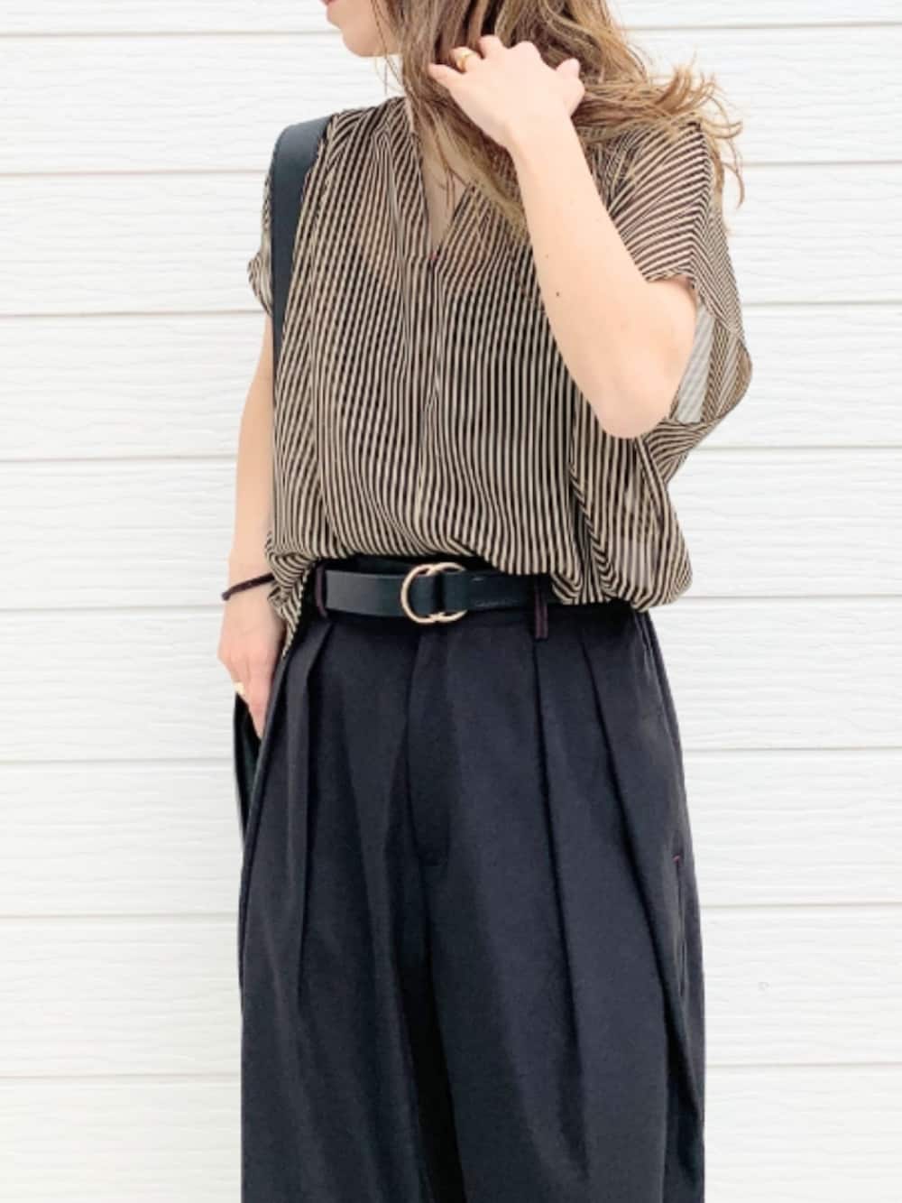 ブラック系のその他パンツ、ブラック系のトートバッグ、ブラック系のキャミソールを着用したレディースの春コーディネートの5枚目の写真