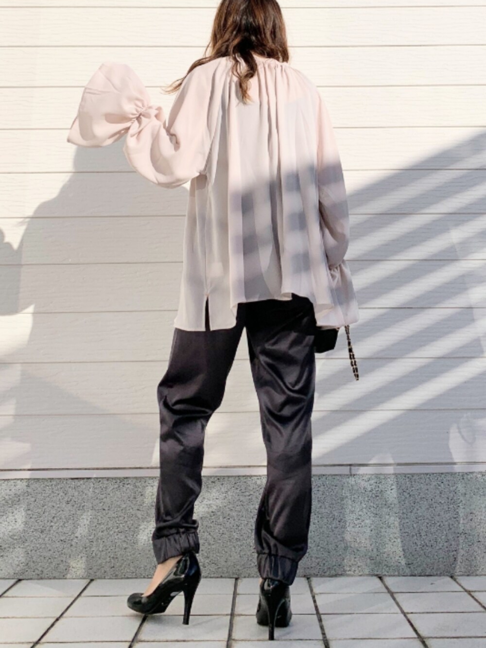 グレー系のその他パンツ、ベージュ系のシャツ/ブラウスを着用したレディースの冬コーディネートの3枚目の写真